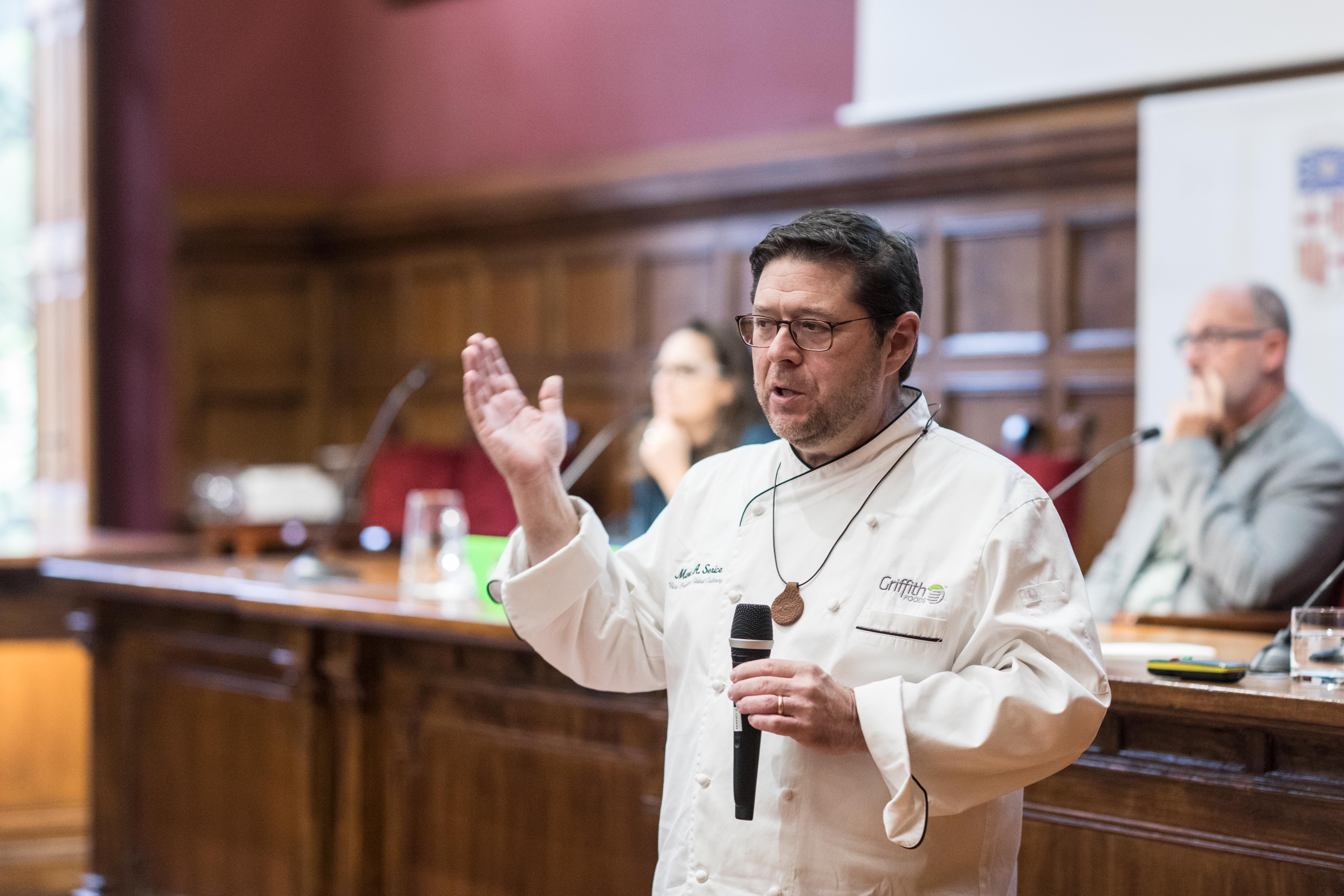 Puri García, Xavier Martínez  (UPV) al fondo y Mark Serice de Griffith Foods.