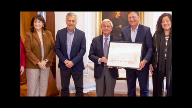 intercambio entre representantes del gobierno de Mendoza y el presidente de la Academia Iberoamericana de Gastronomía, Rafael Ansón Oliart