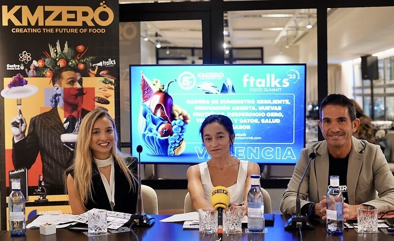 Presentación de ftalks Food Summit 2023. De izq. a dcha.: Beatriz Jacoste, directora de KM ZERO Food Innovation Hub; Ester Olivas, directora General de Emprendimiento e Internacionalización de la Generalitat Valenciana; y Raúl Martín, CEO de KM ZERO Food Innovation Hub.