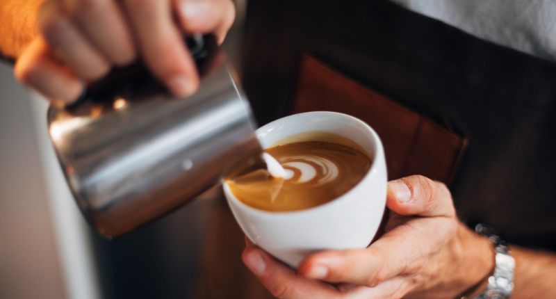 barista haciendo café