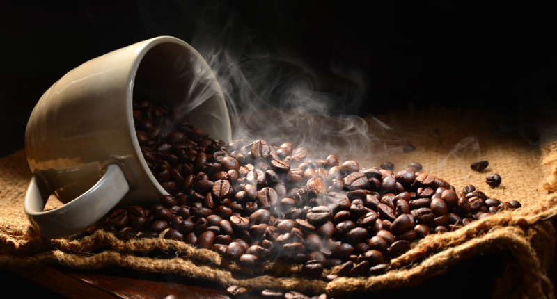 taza con café en grano