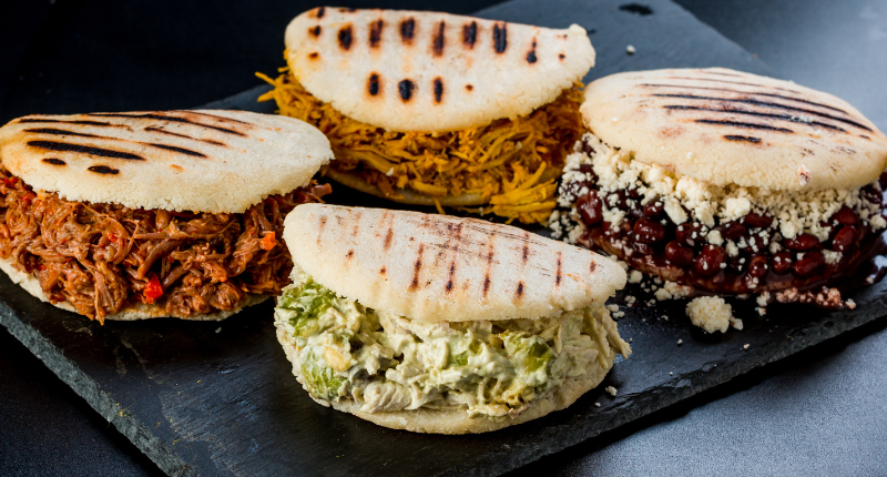 La arepa es un plato común de Venezuela y Colombia