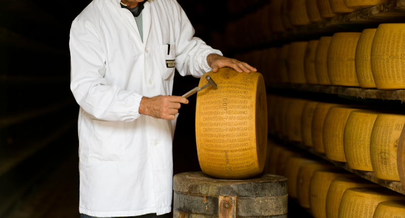 ttiBattitore realizando el control de calidad (Foto: Caseficio La Madonnina)