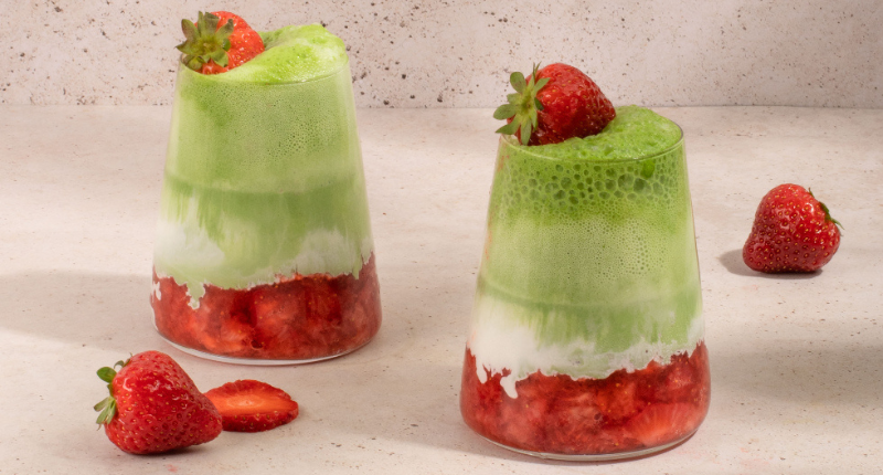 Té matcha con fresas