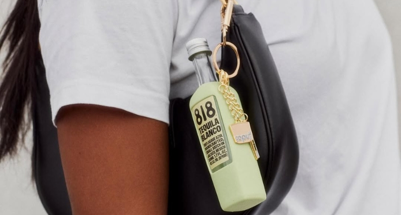 Bolso decorado con el tequila Kendall Jenner