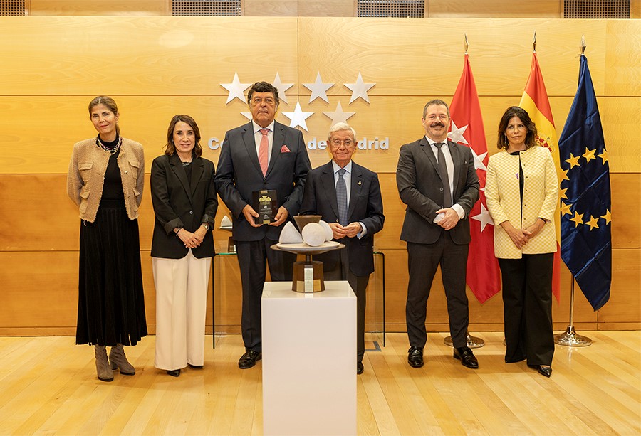 Entrega del Galardón a la Gastronomía Saludable 2024. De izda, a dcha.: Lorena Larios, Amelia Aguilar, Carlos Fontão, Rafael Ansón, Mariano de Paco y Luciana Binaghi. (Foto: AIBG)