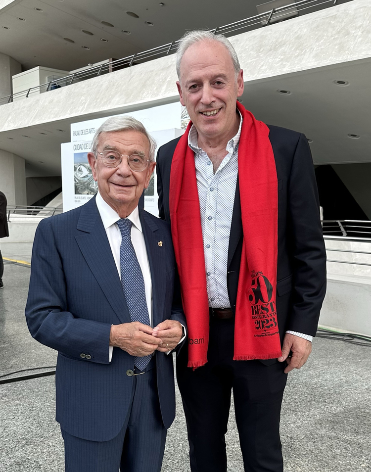 Rafael Ansón con Bittor Arginzoniz en la gala de 50 Best 2023 en Valencia.