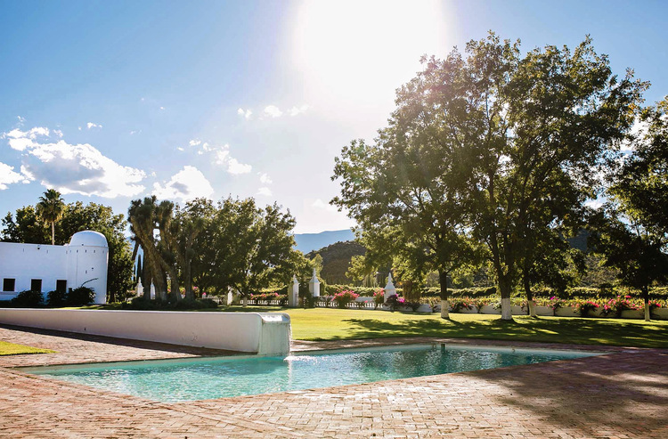 Bodegas sostenibles en Iberoamérica     Este es un ejemplo entre los más destacados, pero hay otras muchas bodegas que están apostando, cada vez más, por implementar prácticas sostenibles. Y no solo en España. En los diferentes países de Iberoamérica también hay bodegas que apuestan por la sostenibilidad.  En México, por ejemplo, hay algunas como Bodega Dos Búhos, en San Miguel de Allende (Guanajuato); Viñas del Sol-Santos Brujos, Finca la Carrodilla, Mogor Badán y Vena Cava, ubicadas en el Valle de Guadalupe, (Baja California); o Viñedos Don Leo y Casa Madero, en Parras (Coahuila).  Chile, por su parte, ha desarrollado el Código de Sustentabilidad de la Industria Vitivinícola Chilena, una certificación que persigue fortalecer el compromiso de las bodegas con la sostenibilidad y la responsabilidad social. Algunos ejemplos de bodegas sostenibles son: Casa Silva, Chateau Los Boldos o Los Vascos, entre otras.