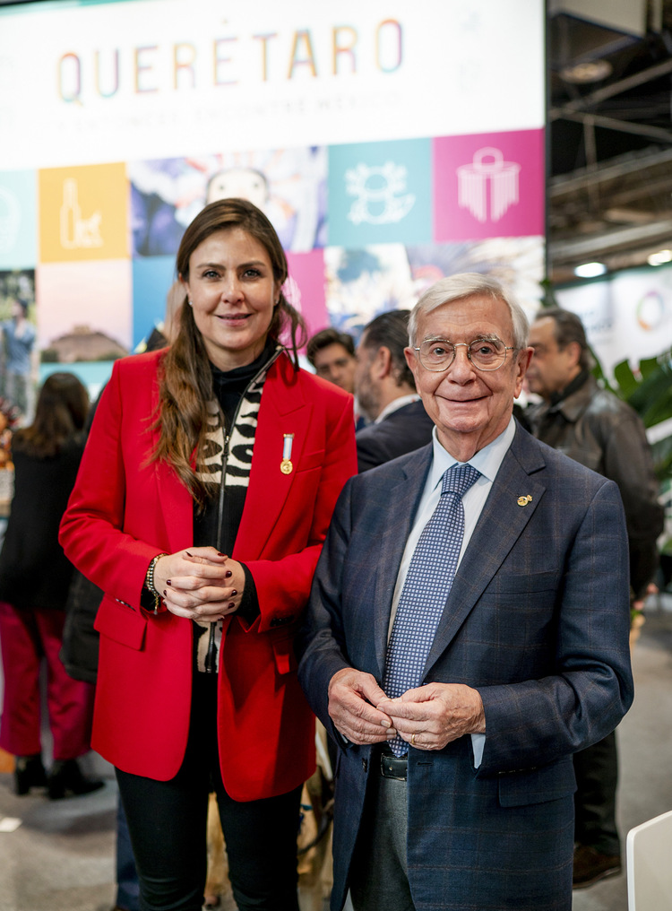 Rafael Ansón con la Secretaria de Turismo de Querétaro, Adriana Vega, en FITUR 2023.