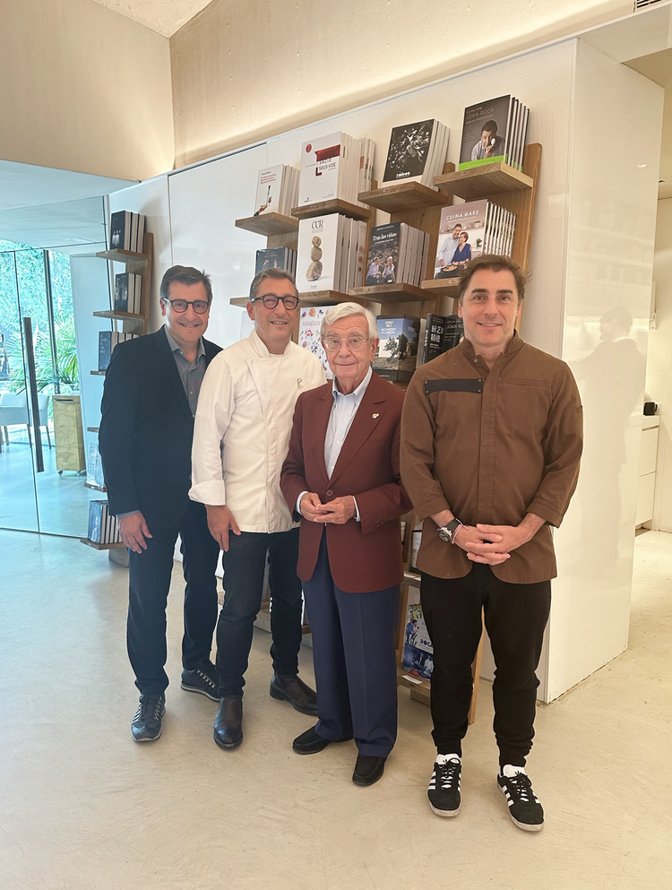 Rafael Ansón con Josep, Joan y Jordi Roca en el Celler de Can Roca.