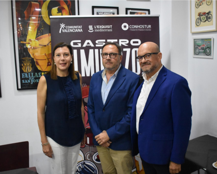 De izqda. a dcha.: la secretaria autonómica de Turisme, Cristina Moreno; el presidente de CONHOSTUR, Manuel Espinar; y el periodista Paco Alonso, colaborador de la campaña.