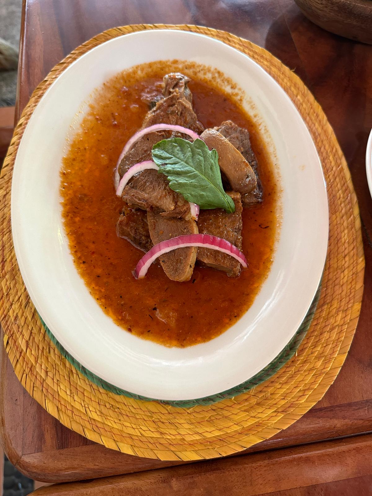 Lengua de res en salsa de chipotle