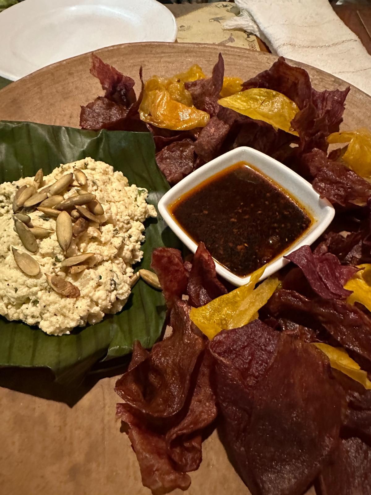 Chips de camote morado y amarillo (boniato) con requesón salsa Matcha y pepitas de calabaza