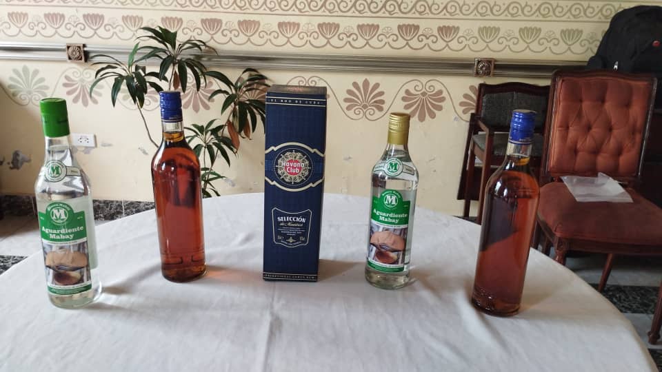 Bebidas empleadas en la cata de la tarde. 