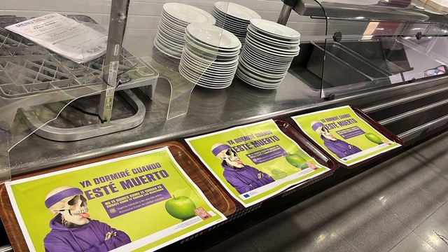 Foto campaña cuídate como te cuidan las manzanas en manteles en la Universidad Politécnica Valencia