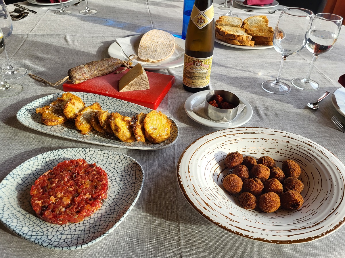 Bodegón de platos.