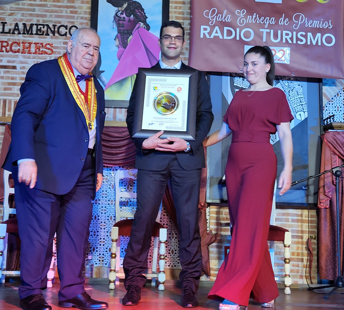 Joan Matavera y Laura Cunill, recibiendo en Plato de Oro de la Gastronomía Nacional, en Madrid.