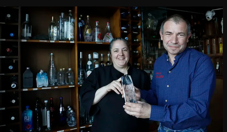 Carlos recibe el premio