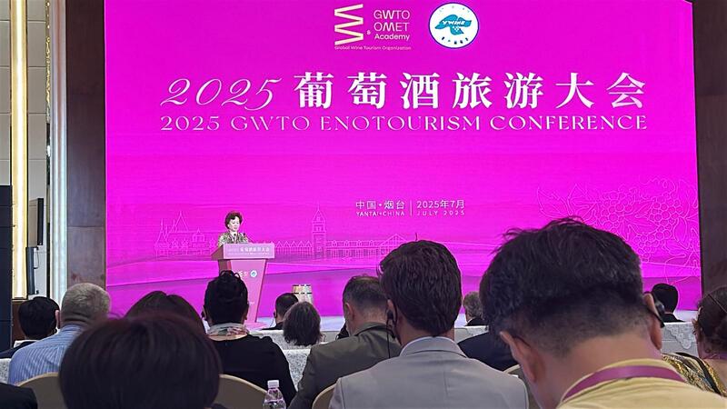 Yang Mu de  Xinhua News Agency en Yantai 