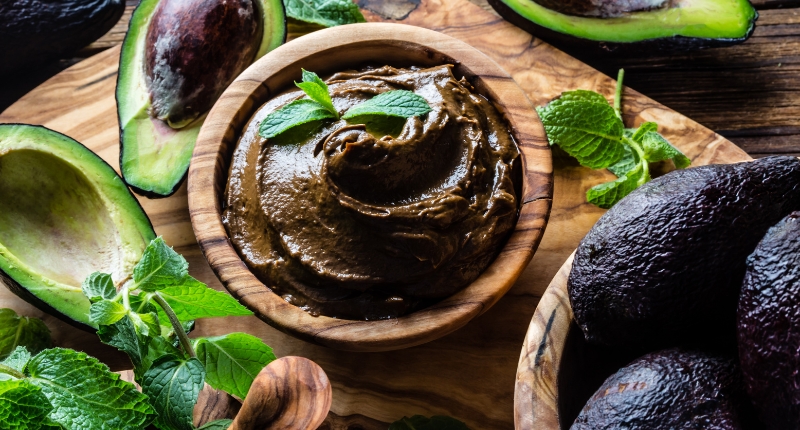 Pudding de chocolate negro con aguacate y tahini