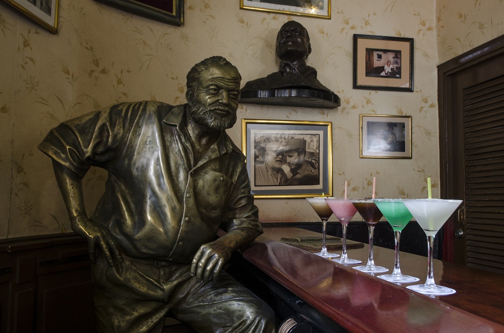 El Floridita-escultura-de-Hemingway