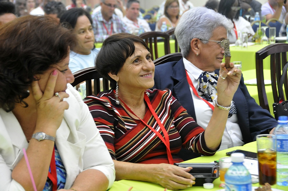 Seminario Gastronomico Internacional Excelencias Gourmet-Habanos-Mirian-Rondon-Ceniza-mas-larga