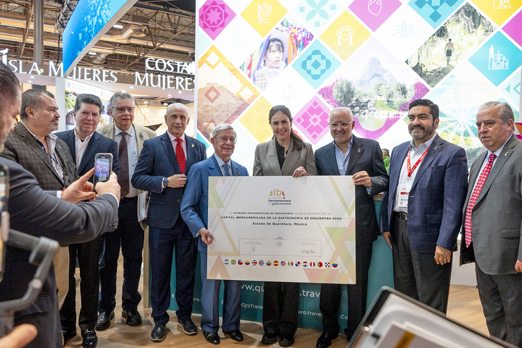 La AIBG entregando el diploma de “Querétaro, Capital Iberoamericana de la Gastronomía de Encuentro 2024” en FITUR. (Foto: AIBG)