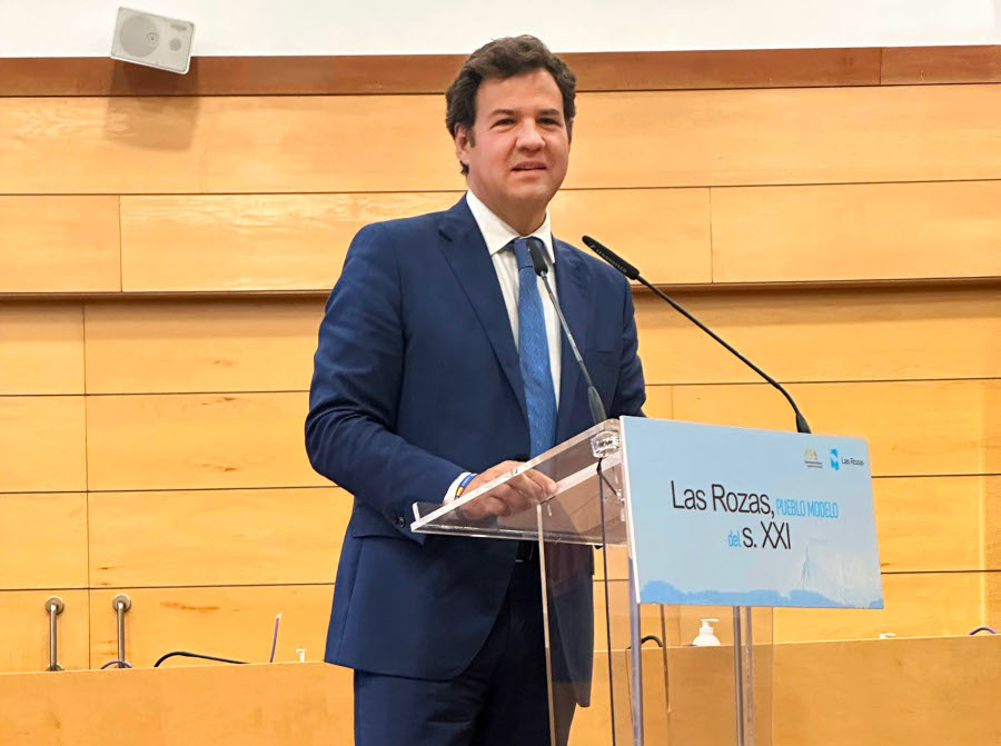 El alcalde de Las Rozas, José de la Uz, durante su intervención en el acto de entrega del reconocimiento.