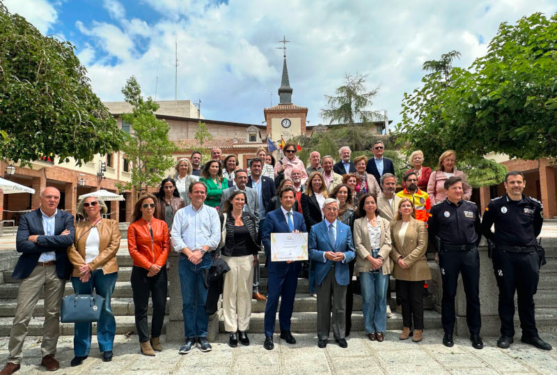 Rafael Ansón con el alcalde José de la Uz, miembros del ayuntamiento y vecinos de Las Rozas.