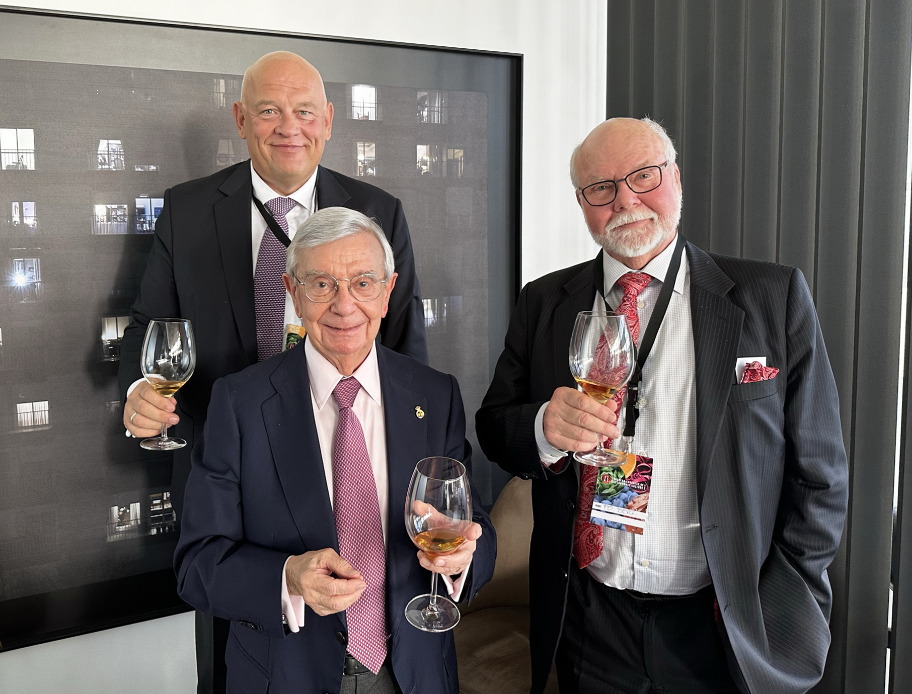 Rafael Ansón, Maciej Dobrzyniecki y Per-Olof Berg brindando por Estocolmo, Capital Europea de la Nueva Gastronomía 2023.