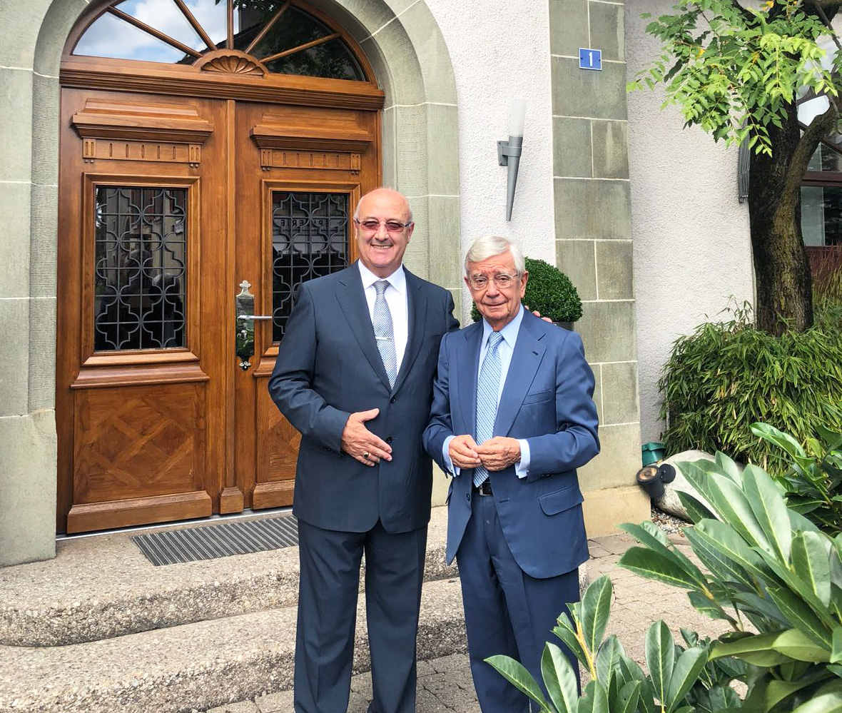  Rafael Ansón con Louis Villeneuve en la puerta de Girardet