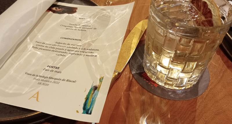 El almuerzo tuvo lugar en el restaurante ABYA. En la foto, el menú junto al cóctel elaborado por Diego Cabrera. (Foto: AIBG)