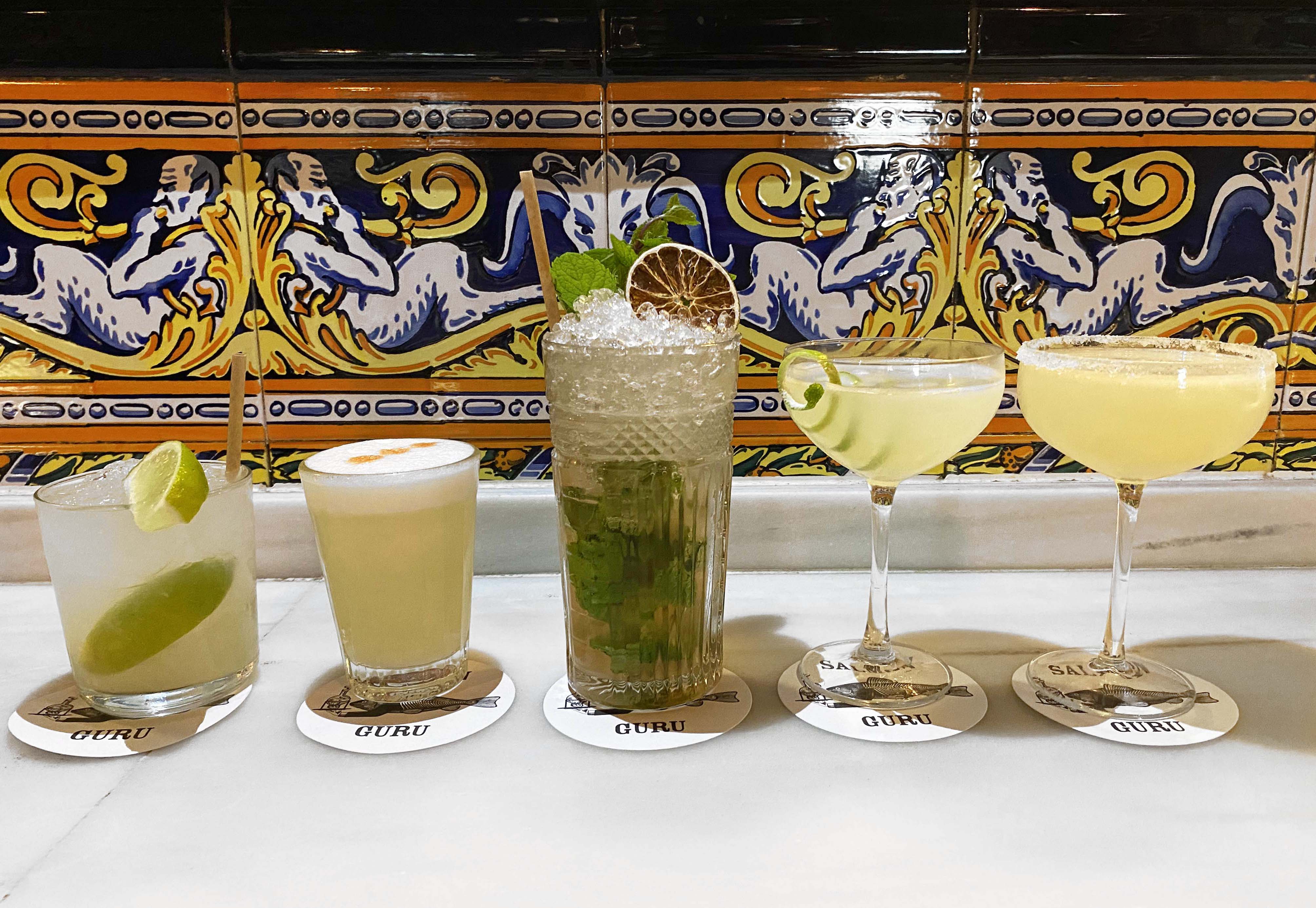 Algunos de los principales cócteles iberoamericanos, en Viva Madrid. De izda. a dcha.: pisco sour, caipiriña, daiquirí, mojito y margarita. 