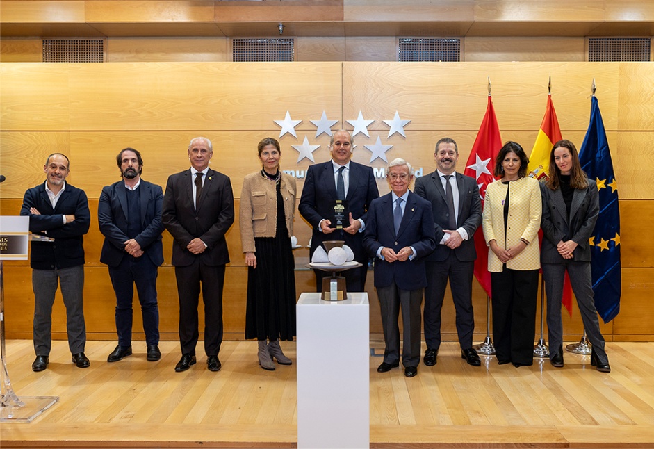 Entrega del Galardón a la Gastronomía Satisfactoria 2024. De izda, a dcha.: Eduardo Díaz, Ramón Román, José Carlos de Santiago, Lorena Larios, Luis Suárez de Lezo, Rafael Ansón, Mariano de Paco, Luciana Binaghi y Bárbara de la Cruz. (Foto: AIBG)