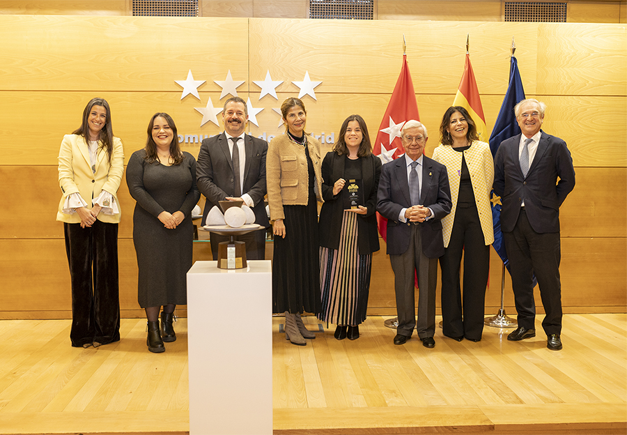 Entrega del Galardón a la Gastronomía Global 2024. De izda, a dcha.: Verónica de Santiago, Patricia Alonso, Mariano de Paco, Lorena Larios, Erika Schuler, Rafael Ansón, Luciana Binaghi y Carlos Barón.  (Foto: AIBG)