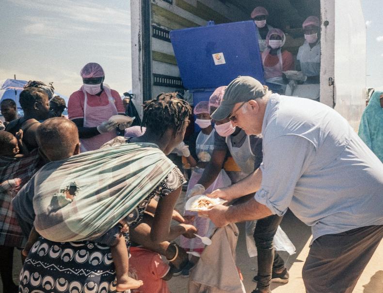 José Andrés dando de comer a los afectados por el ciclón Idai en Mozambique.