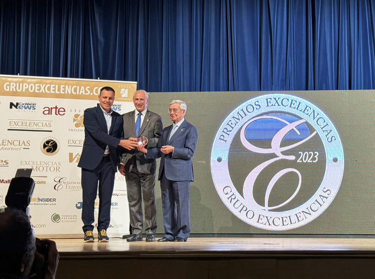 Oriol Castro recogiendo el Premio Excelencias Gourmet a los cocineros de Disfrutar. (Foto: Rafael Ansón)