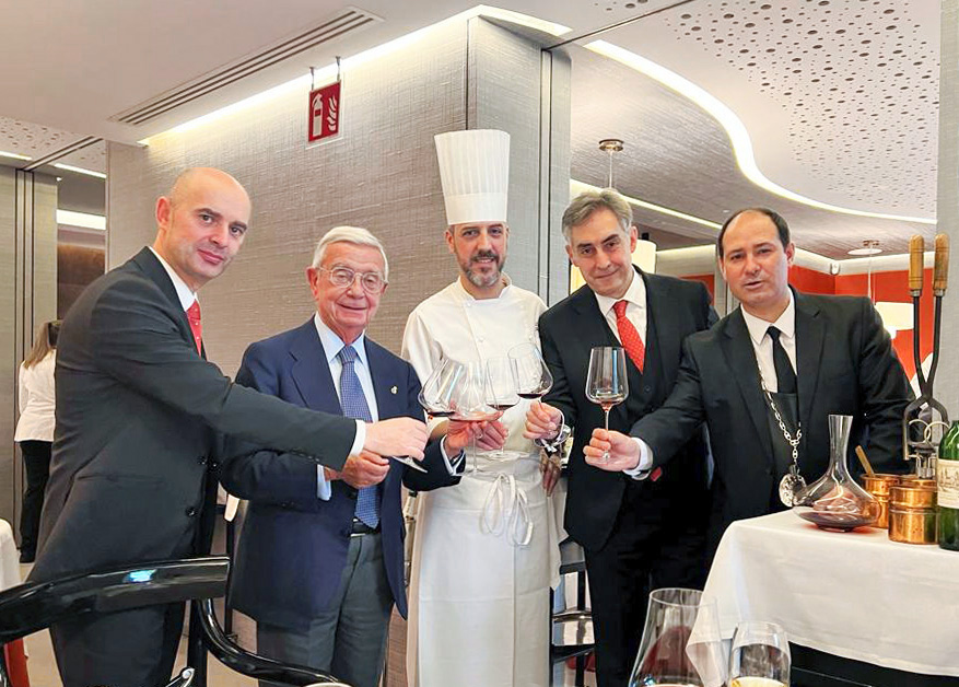 Rafael Ansón con el equipo de Zalacaín.