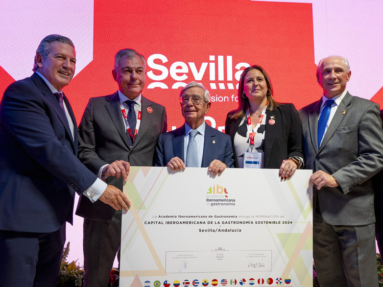 Presentación de la Capitalidad en FITUR 2024. En la foto: Alfonso Marín, secretario general de la AIBG; José Luis Sanz, alcalde de Sevilla; Rafael Ansón, presidente de la AIBG; Ángela Moreno, delegada de Turismo de Sevilla; y José Carlos de Santiago, vicepresidente de la AIBG. (Foto: AIBG)