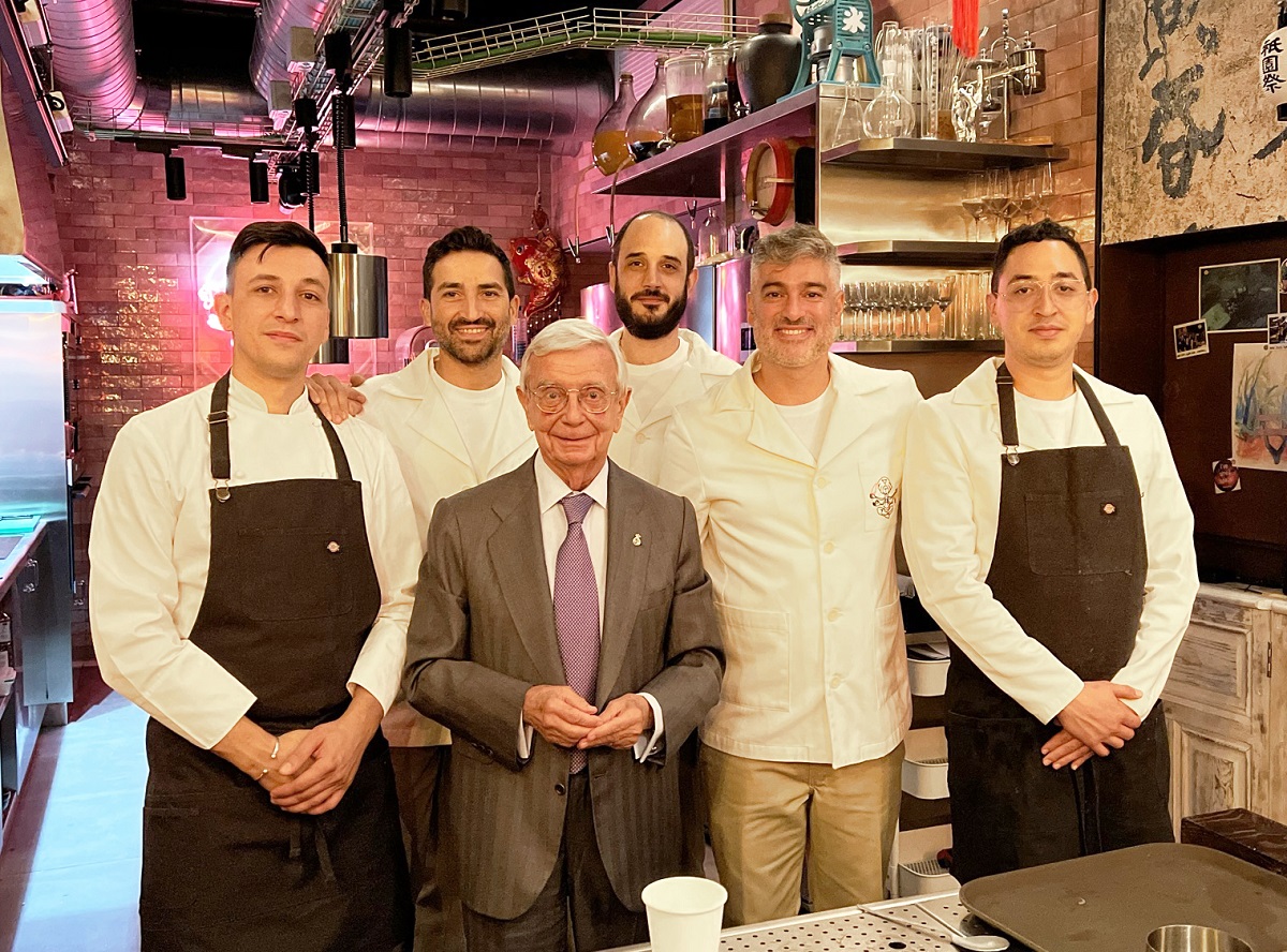 Rafael Ansón con Diego Cabrera y su equipo en Gurú Lab