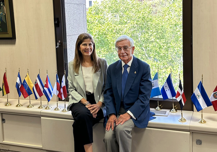 Rafael Ansón reunido con Lorena Larios, la Secretaria para la Cooperación de la SEGIB.