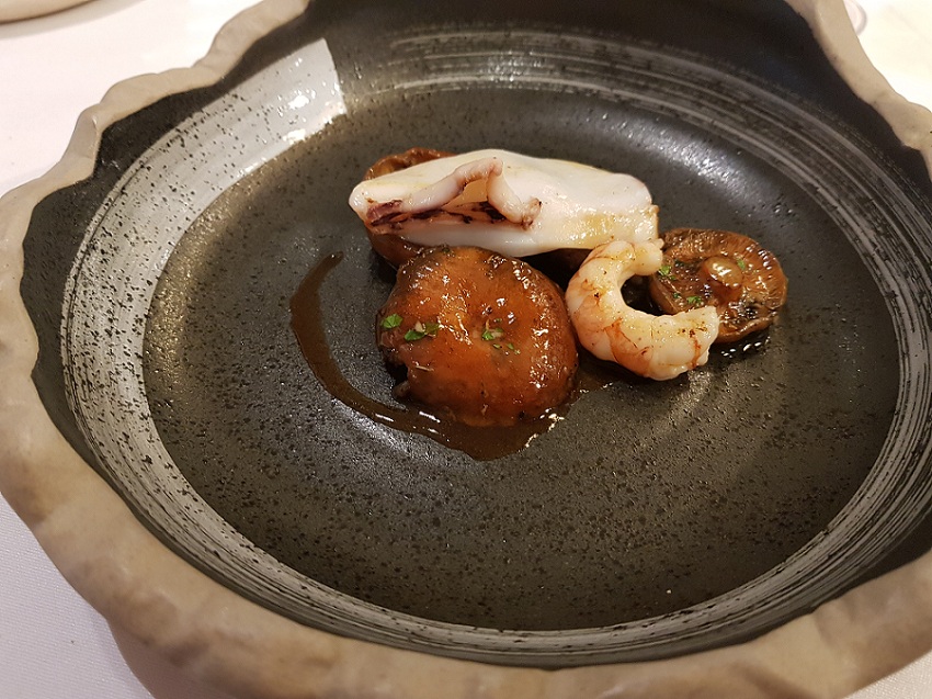 Can Bosch-Salteado-de-niscalos-con-langostinos-y-calamar