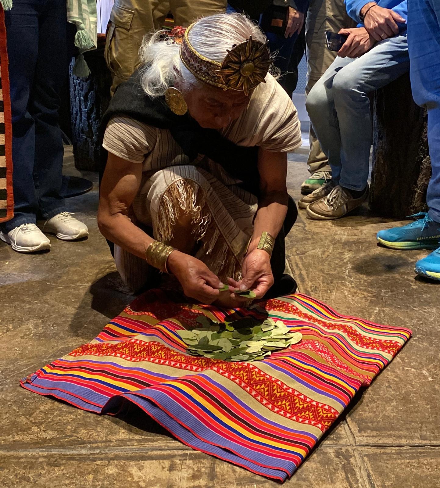 Un chamán realiza un ritual de buena suerte con hojas de coca para los viajeros que visitan Machu Picchu