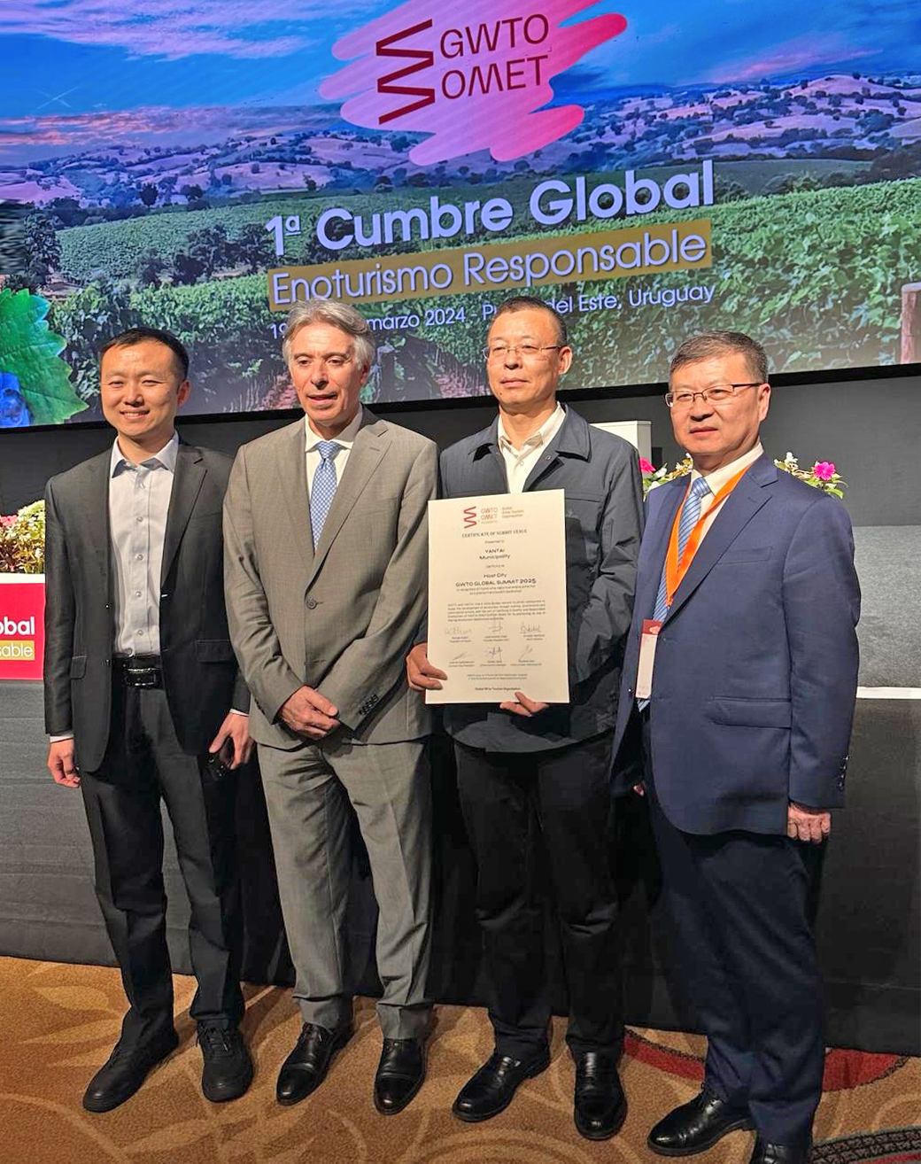 José Antonio Vidal haciendo entrega del Certificado de Sede de la Cumbre 2025 a la delegación de Yantai. (Foto: OMET)