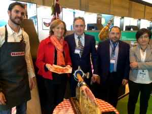 Consejera de Agricultura, Pesca y Desarrollo Rural, Carmen Ortiz en el Salón de Gourmets 