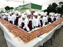 Perú: Estudiantes de gastronomía prepararon turrón de más de 30 metros