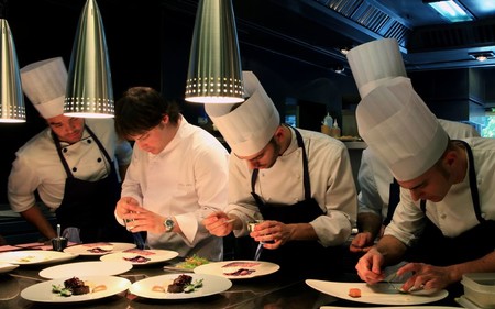 Los chefs Michelin defienden tener becarios sin cobrar: “Para ellos es un privilegio”