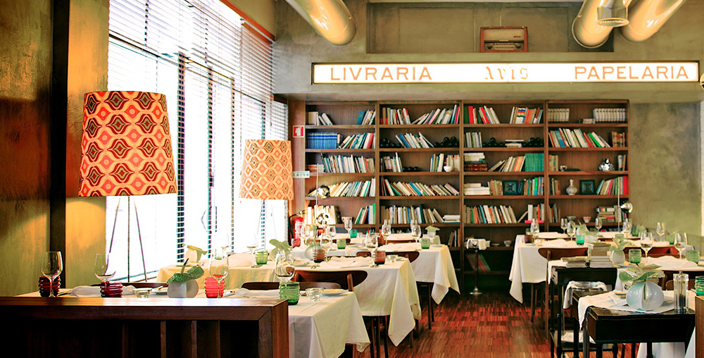 Book, comer y leer a la vez