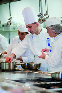 La segunda promoción de Le Cordon Bleu Madrid se gradúa con Rafael Ansón como padrino