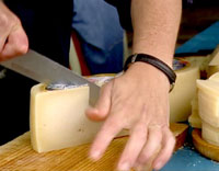 Los españoles dedican casi el cuatro por ciento de su dinero a queso